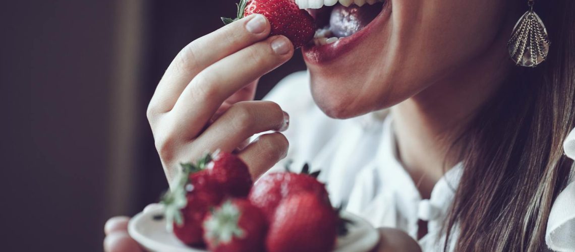 Manger des fraises le soir : bonne ou mauvaise idée ?